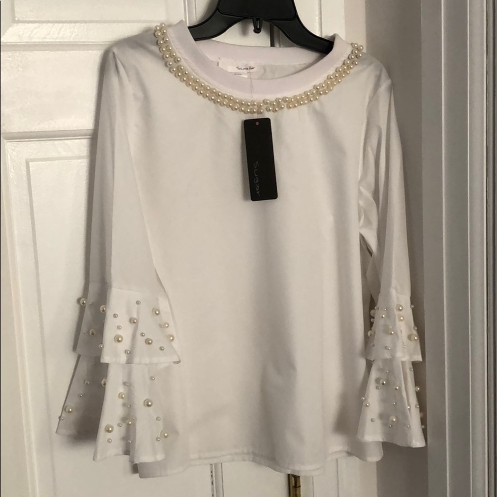 Size small Brand new blouse with ruffled sleeves